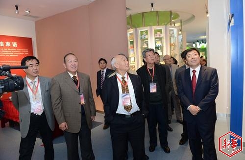 與會領(lǐng)導(dǎo)專家學(xué)者參觀新華制藥展覽館